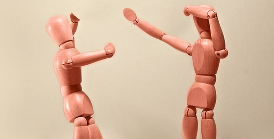 Konfliktmanagement mit Gliederpuppen nachgestellt