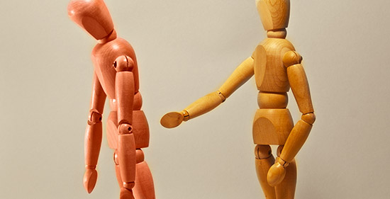 Trennungsgespräche mit Gliederpuppen nachgestellt